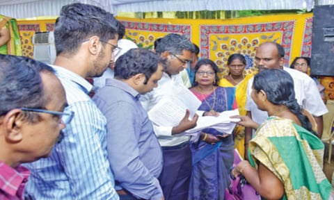 பாலவிளை மக்கள் தொடர்பு முகாமில் நலத்திட்ட உதவிகள் கலைஞர் மகளிர் உரிமை திட்டத்தில் குறைகளை நிவர்த்தி செய்து கொள்ளலாம்