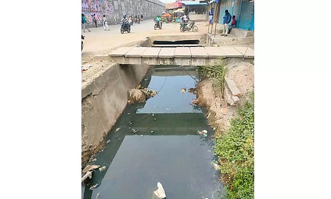 மதகடிப்பட்டு 4 முனை சந்திப்பு அருகில் திறந்தவெளியில் உள்ள கழிவுநீர் வாய்க்கால்.