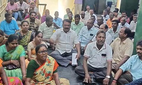 முற்றுகையில் ஈடுபட்ட கம்யூனிஸ்டு கட்சியினர்.