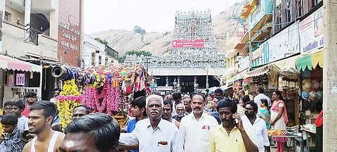 திருப்பரங்குன்றம் சுப்பிரமணிய சுவாமி கோவில் மூலஸ்தானத்தில் இருந்து பல்லக்கில் வைத்து வேல் மலை மீது எடுத்துச்செல்லப்பட்ட காட்சி.