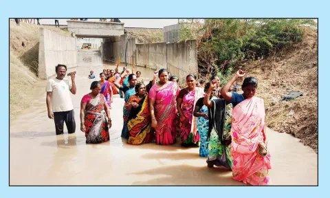 ஆர்ப்பாட்டத்தில் ஈடுபட்டவர்களை படத்தில் காணலாம்.