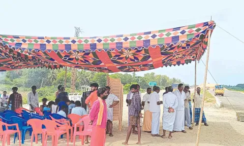 மறியல் போராட்டத்தில் ஈடுபட்ட கிராமமக்கள்.