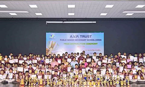 வெற்றி பெற்ற மாணவர்களுக்கு பரிசளிப்பு விழா நடைபெற்ற காட்சி. 