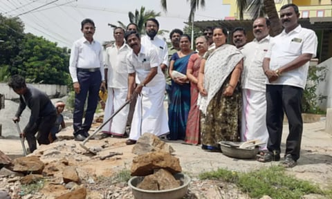 கன்னியாகுமரி லூர்து மாதா தெருவில் ரூ.10 லட்சம் செலவில் தடுப்புச்சுவருடன் சிமெண்ட் கான்கிரீட் தளம் அமைக்கும் பணி