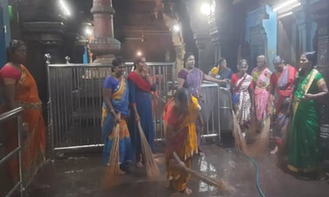 நவராத்திரி திருவிழா நாளை மறுநாள் தொடங்க இருப்பதையொட்டி கன்னியாகுமரி பகவதி அம்மன் கோவிலில் உழவாரப்பணி செய்த பெண் சிவனடியார்கள்