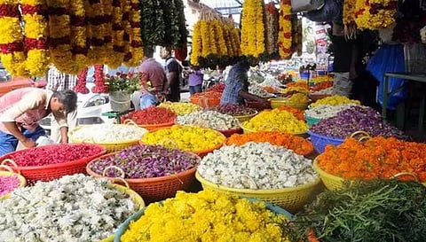 மகாளய அமாவாசையை முன்னிட்டு பூக்களின் விலை உயர்வு