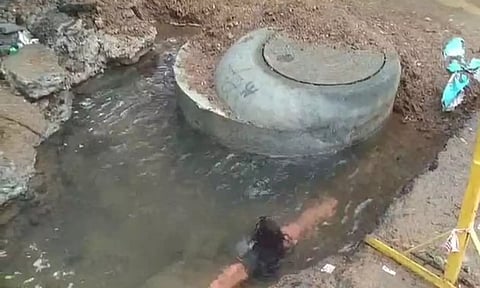 குடிநீர் குழாய் உடைந்து வீணாகும் குடிநீர்.