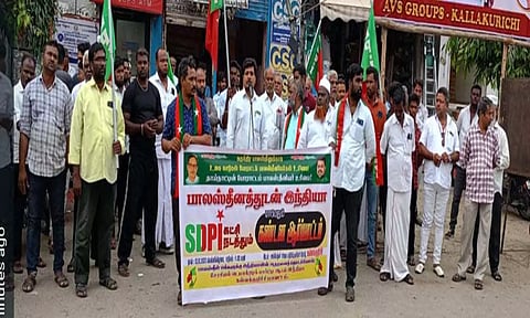 ஆர்ப்பாட்டத்தில் ஈடுப்பட்டவர்களை படத்தில் காணலாம்.