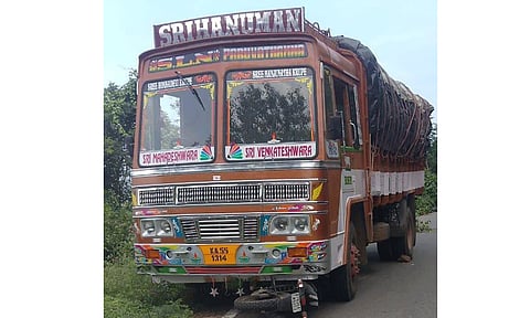 லாரி மீது மோட்டார் சைக்கிள் மோதி விபத்து