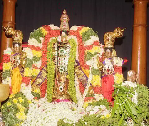 கூடலழகர் பெருமாள் கோவிலில் ஸ்ரீதேவி, பூதேவியுடன் சிறப்பு அலங்காரத்தில் காட்சியளித்த பெருமாள்.