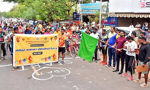 சைக்கிள் போட்டியை மாநகராட்சி கமிஷனர் சிவகிருஷ்ணமூர்த்தி கொடியசைத்து தொடங்கி வைத்தார்.