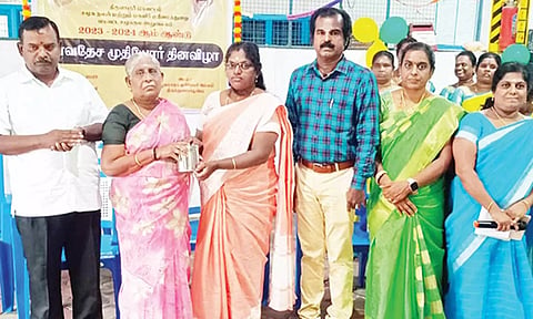 விழாவில் முதியோர்களுக்கு பரிசுகள் வழங்கப்பட்டது.