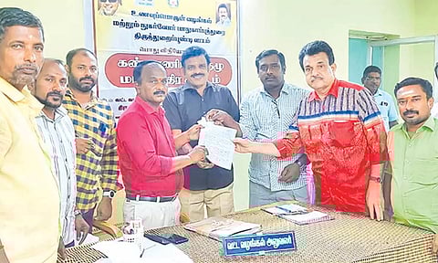 திருத்துறைப்பூண்டி வட்ட வழங்கல் அலுவலரிடம் கோரிக்கை மனு அளிக்கப்பட்டது.