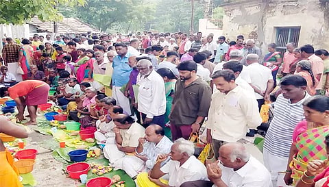 முன்னோர்களுக்கு தர்ப்பணம் செய்து வழிபட்ட பொதுமக்கள்.
