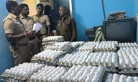 மேட்டுப்பாளையத்தில் தனியார் கட்டிடத்தில் பதுக்கப்பட்ட சத்துணவு முட்டைகள்- போலீசார் அதிரடி ஆய்வு