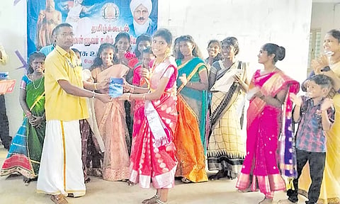 போட்டிகளில் வெற்றி பெற்றவர்களுக்கு நூல்கள் வழங்கப்பட்டது.