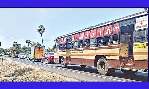 அடிக்கடி ரெயில்வே கேட் மூடப்படுவதால் அணிவகுத்து நிற்கும் வாகனங்கள்.