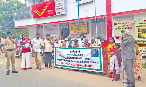 மாற்றுத்திறனாளிகள் சங்கத்தினர் ஆர்ப்பாட்டத்தில் ஈடுபட்டனர்.