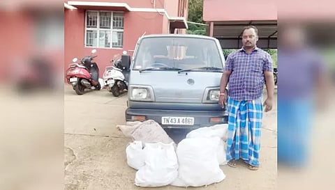 சோதனையில் பிடிபட்ட வாகனம், போதை பொருட்கள் மற்றும் கைது செயய்யப்பட்ட கார்த்திக்.