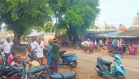 வாழப்பாடி சந்தைப்பேட்டை அருகே தம்மம்பட்டி சாலையில் திறந்தவெளியில் இயங்கும் இறைச்சி கடைகள்.
