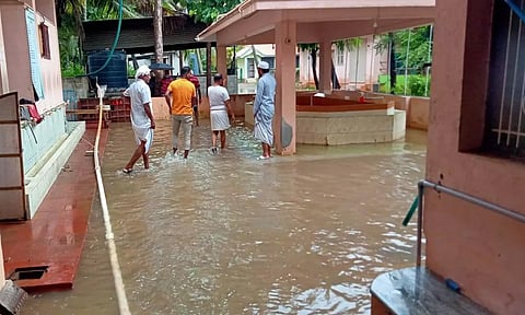 குளச்சல் சுற்று வட்டார பகுதியில் கனமழையில் பள்ளிவாசலுக்குள் வெள்ளம் புகுந்தது