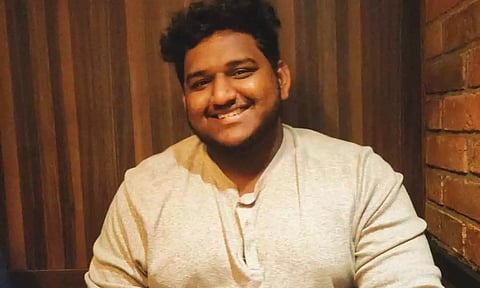 மோட்டார்சைக்கிளில் சென்ற என்ஜினீயரிங் மாணவர் இடிதாக்கி பலி- நண்பர்கள் 2 பேர் உயிர் தப்பினர்