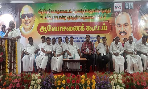 கூட்டத்தில் அமைச்சர் செஞ்சி மஸ்தான் பேசிய போது எடுத்த படம்.