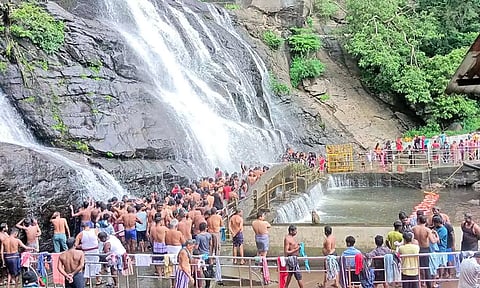 மெயினருவியில் குளித்து மகிழும் சுற்றுலா பயணிகள்.