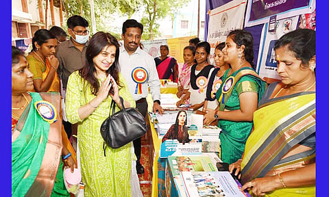 முகாமில் இடம் பெற்றிருந்த அரங்கை தேசிய குழந்தைகள் பாதுகாப்பு ஆணைய பதிவாளர் கோமதி மனோஜா பார்வையிட்டார்.