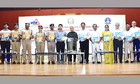 உயிர் அமைப்பு சார்பில் பள்ளி மாணவர்களுக்கான குட்டி காவலர்கள் கையேடு