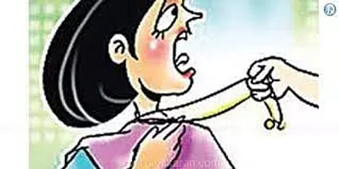 ஹெல்மெட் அணிந்து முகவரி விசாரித்த வாலிபர் மூதாட்டி கழுத்திலிருந்த 4 பவுன் செயினை பறித்து தப்பி ஓட்டம்