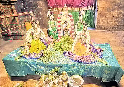 உற்சவர் சுவாமி நிகரில் முகில்வண்ணன் சிறப்பு அலங்காரத்தில் பக்தர்களுக்கு காட்சி அளித்தார்.