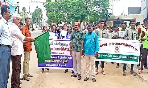 பாளை வ.உ.சி. மைதானத்தில் பள்ளி கல்வித்துறை சார்பில் விழிப்புணர்வு பேரணி நடைபெற்றபோது எடுத்தபடம்.