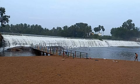 தடை விதிக்கப்பட்டுள்ளதால் வெறிச்சோடி காணப்படும் கொடிவேரி தடுப்பணை.