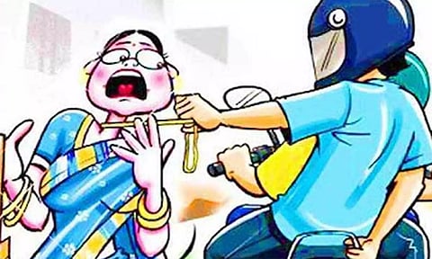 மூதாட்டியை தாக்கி நகை பறிப்பு
