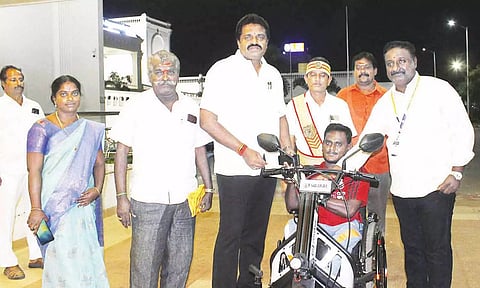 விளையாட்டு உபகரணங்கள் வாங்க மாற்றுத்திறனாளி வீரருக்கு மேயர் சண்.ராமநாதன் நிதியுதவி வழங்கினார்.