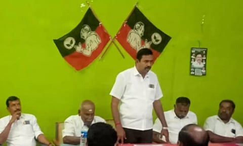 அ.தி.மு.க. நிர்வாகிகள் ஆலோசனை கூட்டம் நடைபெற்ற காட்சி. 