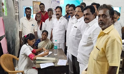 சித்த மருத்துவ முகாமில் பொதுமக்களுக்கு பரிசோதனை செய்யப்பட்டது.