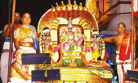 திருப்பதியில் பெரிய சேஷ வாகனத்தில் மலையப்பசாமி வீதிஉலா