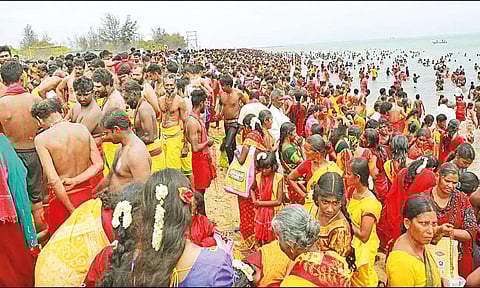 முத்தாரம்மன் கோவிலில் தசரா திருவிழா: பக்தர்கள் குவிந்தனர்