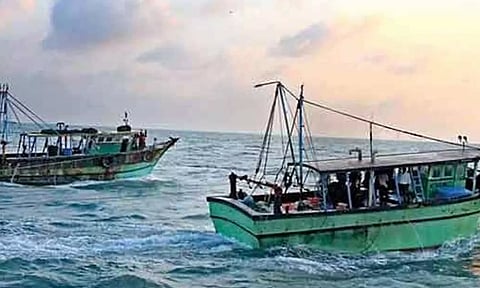 தூத்துக்குடியில் 6 நாட்களுக்கு பிறகு மீன்பிடிக்க சென்ற விசைப்படகு தொழிலாளர்கள்