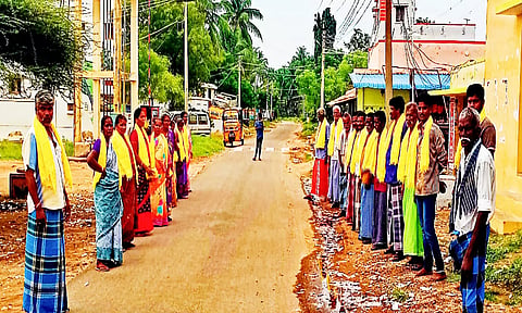 மனித சங்கிலி பேரணியில் கலந்து கொண்டவர்கள்.