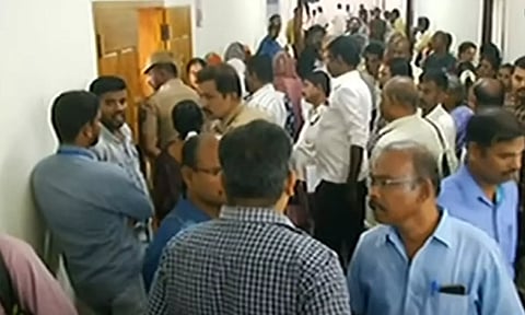 மக்கள் குறைதீர் கூட்டம் - அதிகாரிகளை வெளியே நிற்க வைத்த கலெக்டர்