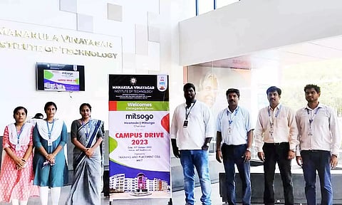 கல்லுாரி முதல்வர் மலர்க்கண் வேலை வாய்ப்பு முகாமை தொடங்கி வைத்த காட்சி.