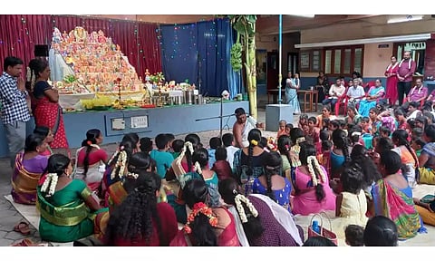  ஓய்வு பெற்ற துணை முதல்வர் கிருஷ்ணமூர்த்தி ஆகியோர் குத்து விளக்கேற்றி தொடங்கி வைத்த காட்சி.