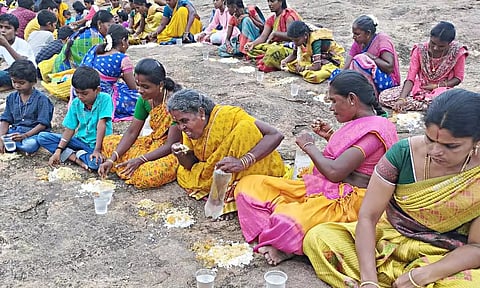 மழை வேண்டி மலை உச்சியில் உணவருந்தி பக்தர்கள் வழிபாடு