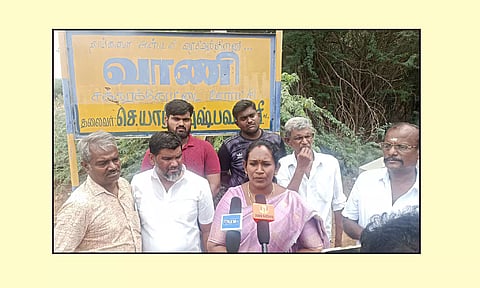 ஊரணி தூர்வாரியது தொடர்பாக சக்கரக்கோட்டை ஊராட்சி மன்ற தலைவர் யாழினி புஷ்பவள்ளி பேட்டியளித்தார்.