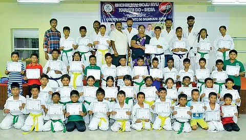 கராத்தே பயிற்சியில் கலந்துகொண்ட மாணவிகளை படத்தில் காணலாம்.
