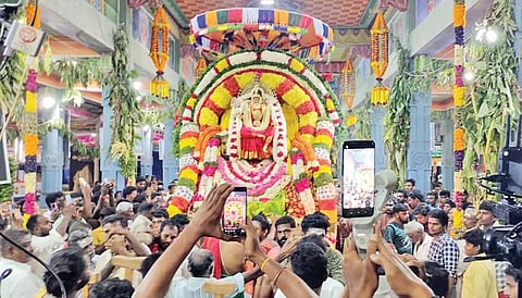 குலசை கோவிலில் நேற்றிரவு துர்க்கை கோலத்தில் முத்தாரம்மன் எழுந்தருளி பக்தர்களுக்கு காட்சி கொடுத்த போது எடுத்த படம்.