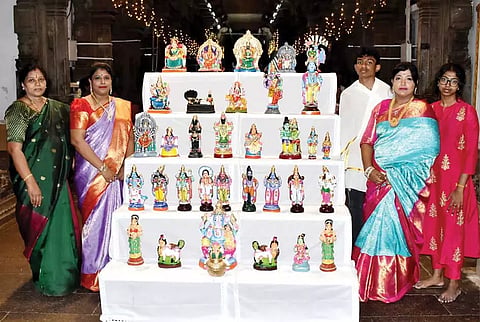 திருச்செந்தூர் கோவிலில் வைக்கப்பட்ட கொலுவை படத்தில் காணலாம்.